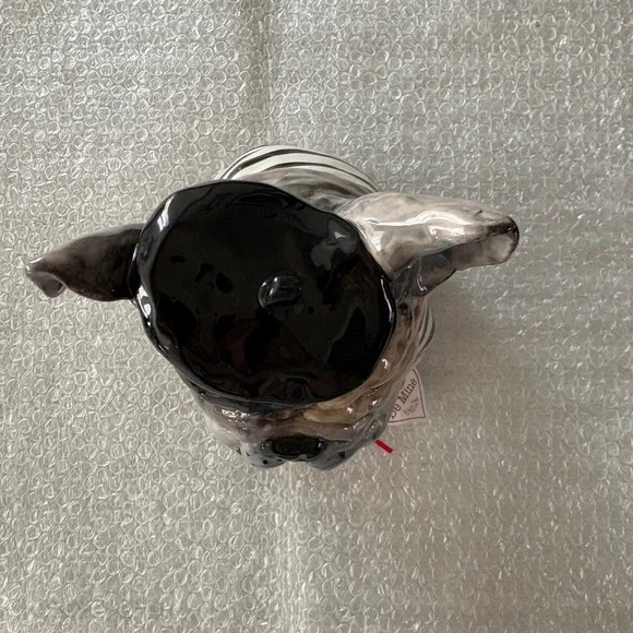 Blue sky  "Free French Kisses" Bulldog figurine - Picture 5 of 7